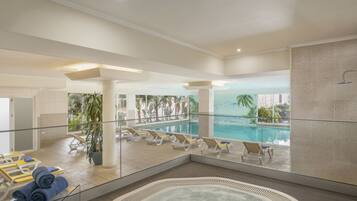 Piscina interna, 2 piscinas externas, guarda-sóis, espreguiçadeiras