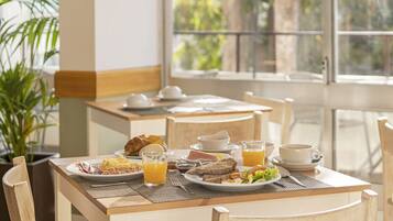 Sarapan prasmanan setiap hari (EUR 8.50 per orang)