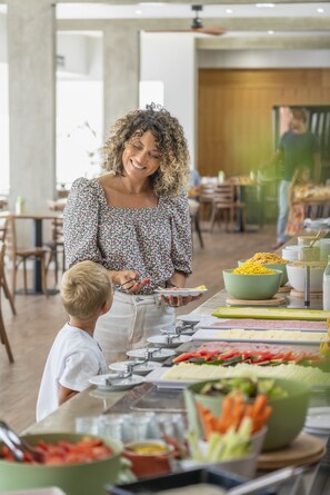 Desayuno buffet diario (EUR 8.50 por persona)