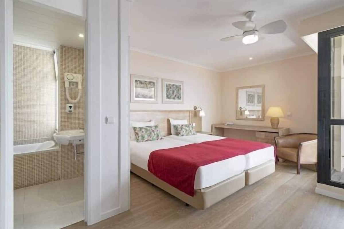 Cortinas blackout, tabla de planchar con plancha y cunas gratuitas