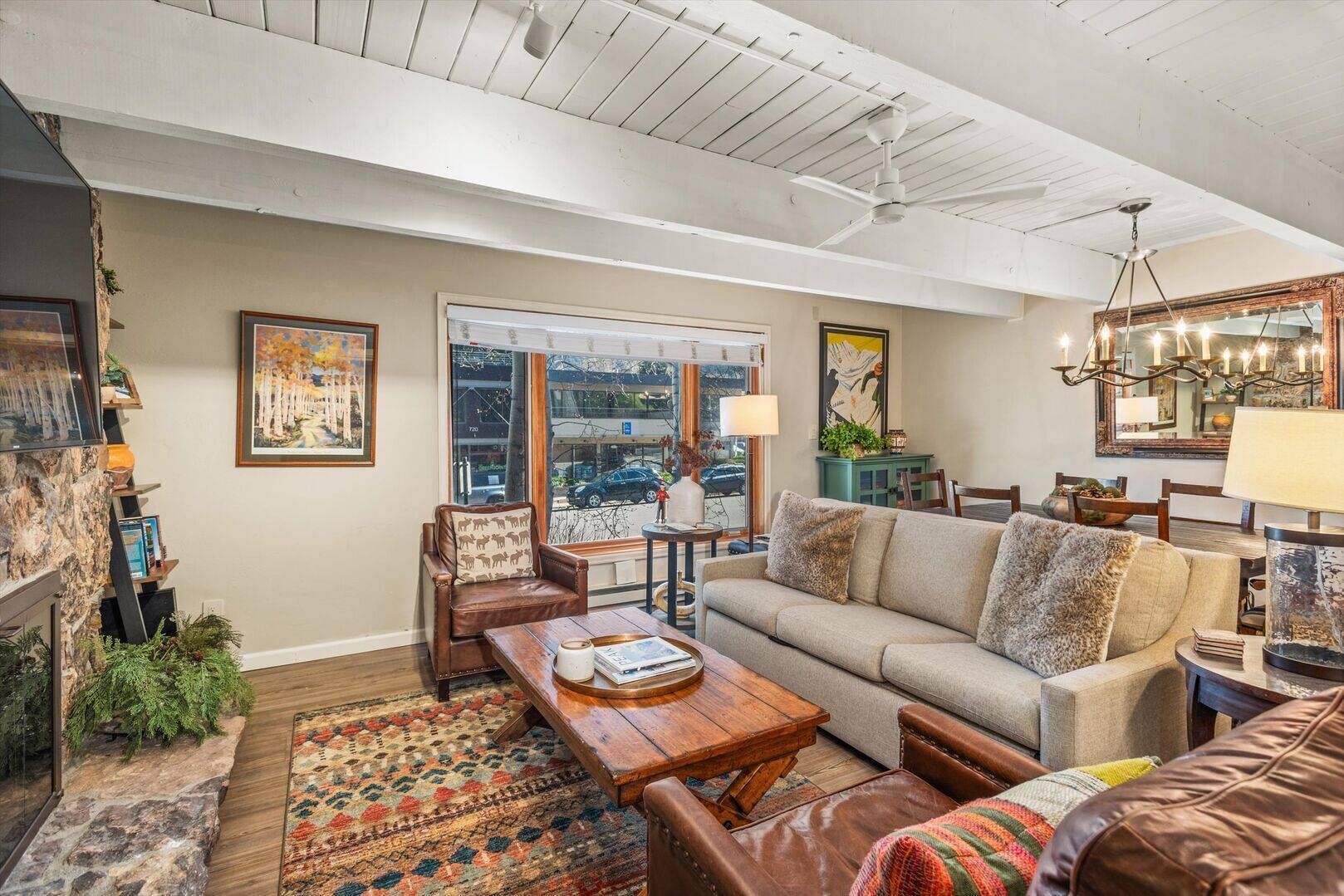 디럭스 콘도, 침실 2개, 온수 욕조 (Chateau Chaumont 5) | 거실 공간 | 평면 TV, 벽난로