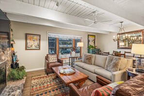 华丽公寓式客房, 2 间卧室, 热水浴缸 (Chateau Chaumont 5) | 起居区 | 平板电视、壁炉