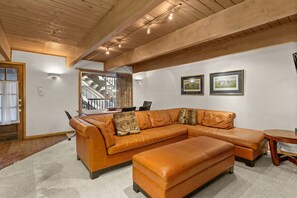 华丽公寓式客房, 2 间卧室, 壁炉 (Chateau Dumont 9) | 起居区 | 平板电视、壁炉