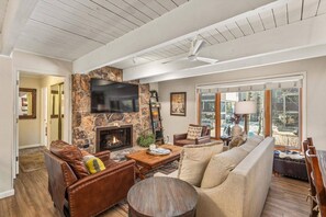 华丽公寓式客房, 2 间卧室, 热水浴缸 (Chateau Chaumont 5) | 起居区 | 平板电视、壁炉