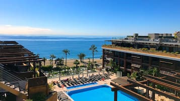 Een buitenzwembad en ligstoelen