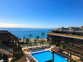 室外游泳池，日光浴躺椅