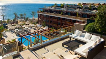 Outdoor pool, sun loungers
