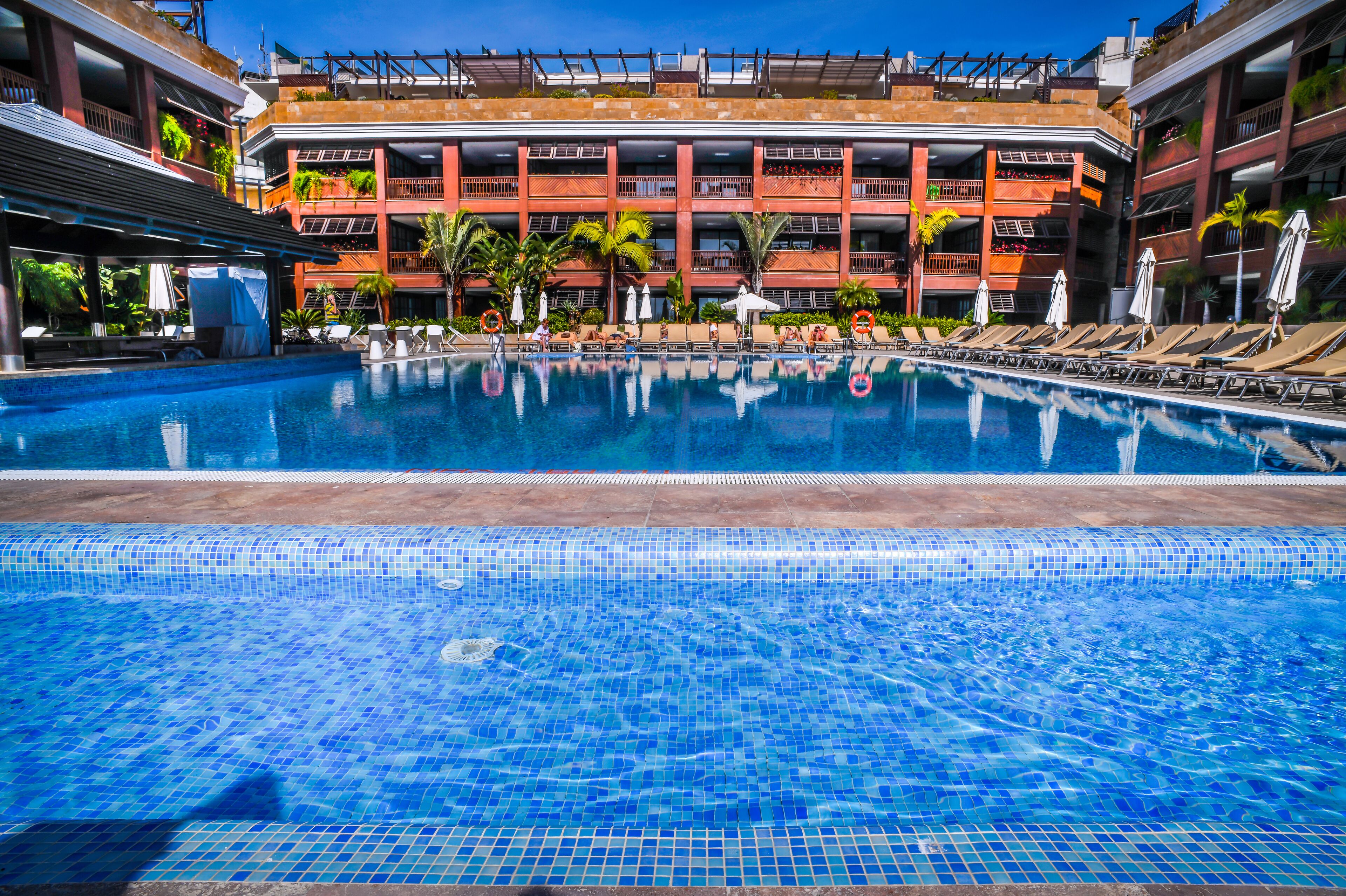 Piscine extérieure, chaises longues