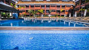 Outdoor pool, pool loungers