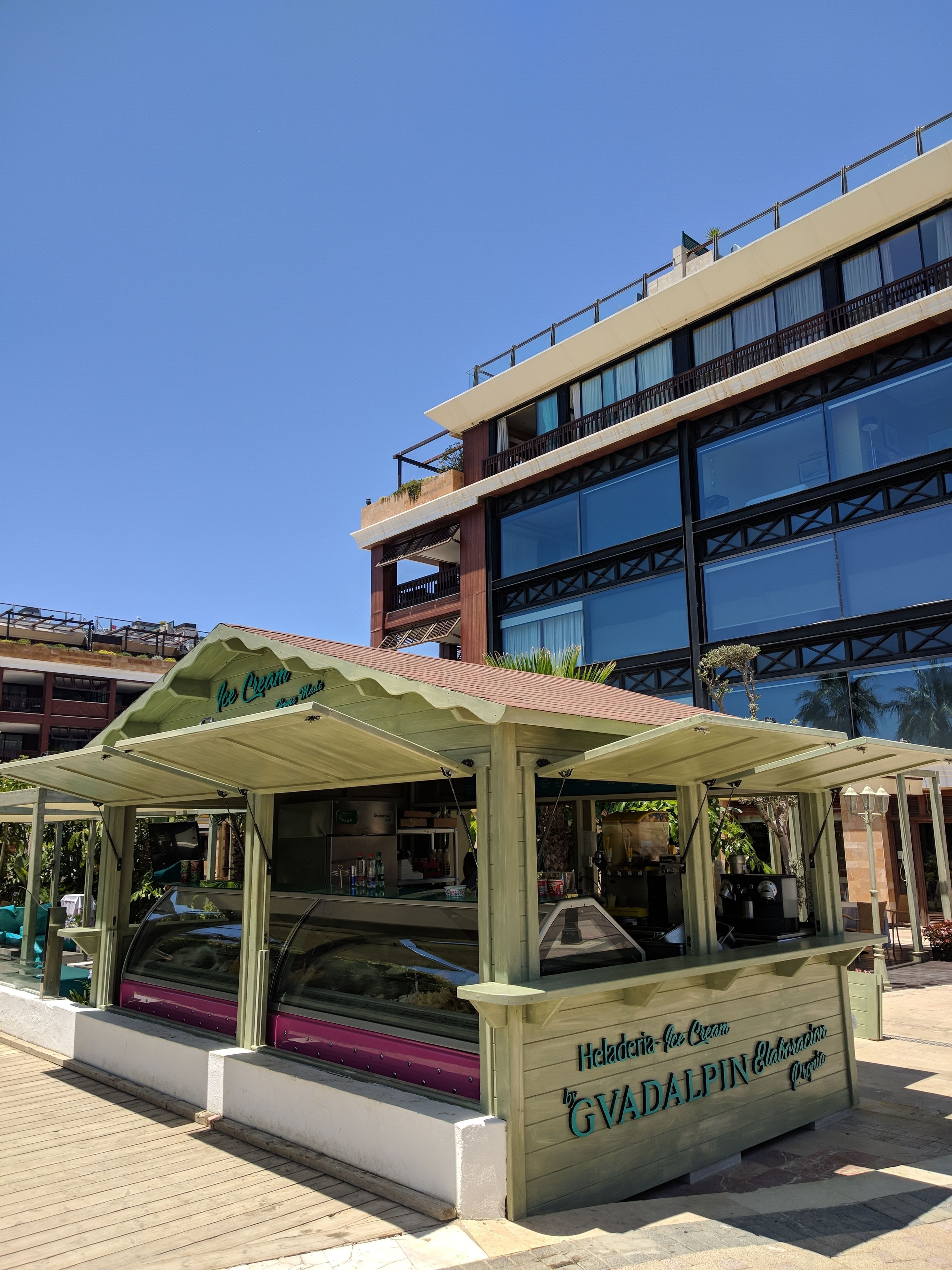 GVA DAPINin suunnittelema pieni jäätelökioski, jonka nimi on »Heladita Ice Cream».