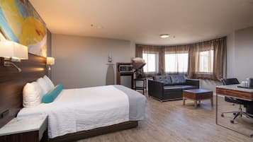 Chambre, 1 grand lit et 1 canapé-lit, accessible aux personnes à mobilité réduite, vue sur l’océan | Bureau, fer et planche à repasser, accès au Wi-Fi (inclus)