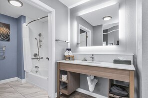 Yhden hengen standard-huone, 1 keskisuuri parisänky, esteetön, tupakointi kielletty | Kylpyhuone | Ilmaiset hygieniatuotteet, hiustenkuivaaja, pyyhkeet