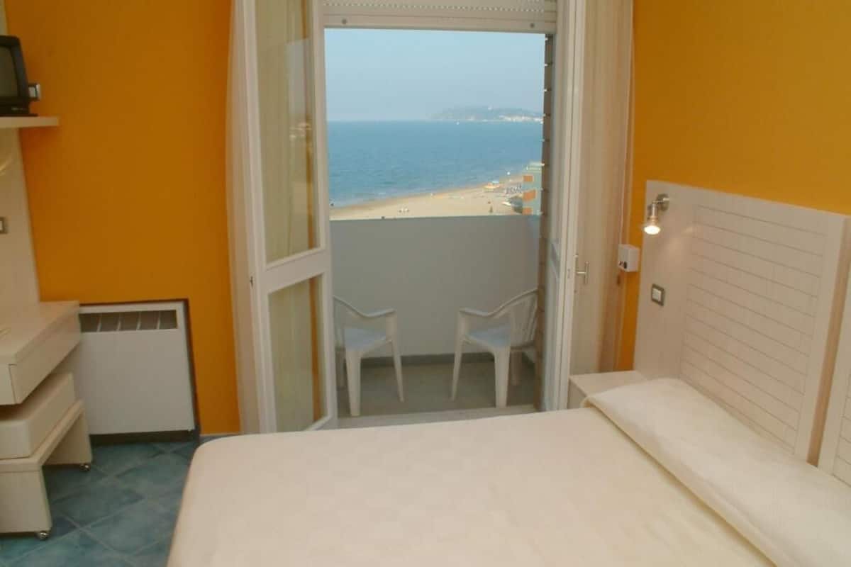Een minibar, een kluis op de kamer, een bureau, gratis wifi