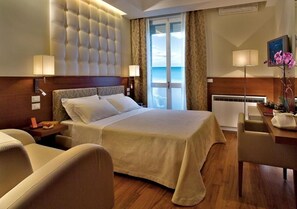 Minibar, coffres-forts dans les chambres, bureau, Wi-Fi gratuit