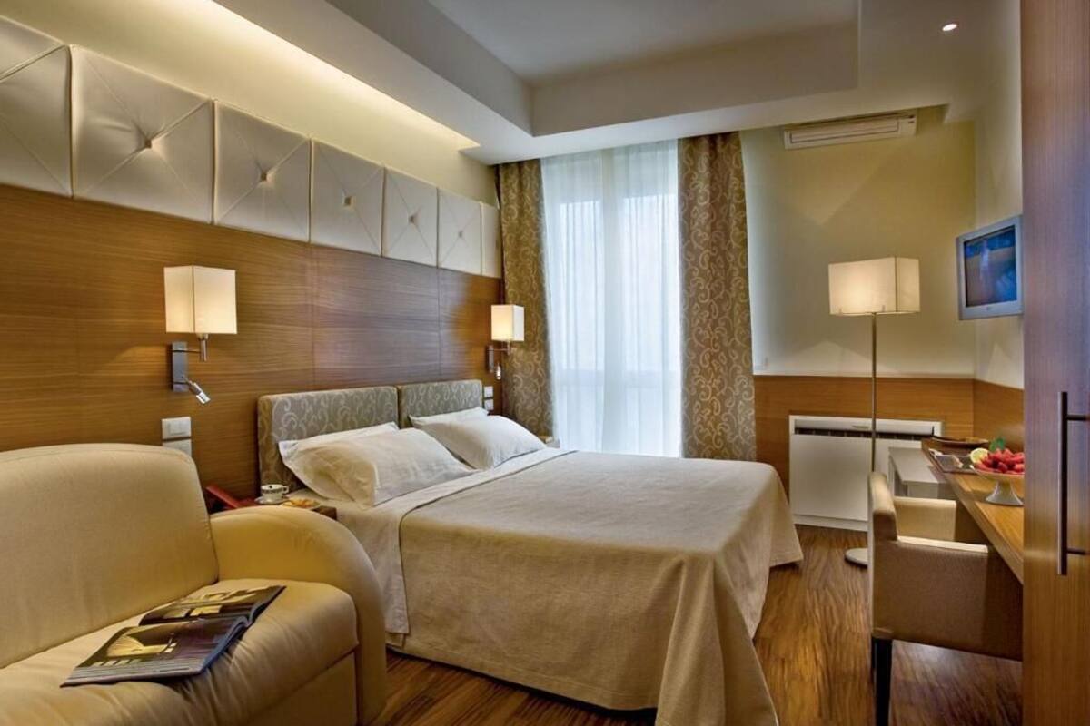 Minibar, coffres-forts dans les chambres, bureau, Wi-Fi gratuit