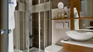 Sèche-cheveux, bidet, serviettes fournies, savon