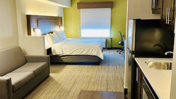 Escritorio, espacio para trabajar con laptop y cortinas blackout