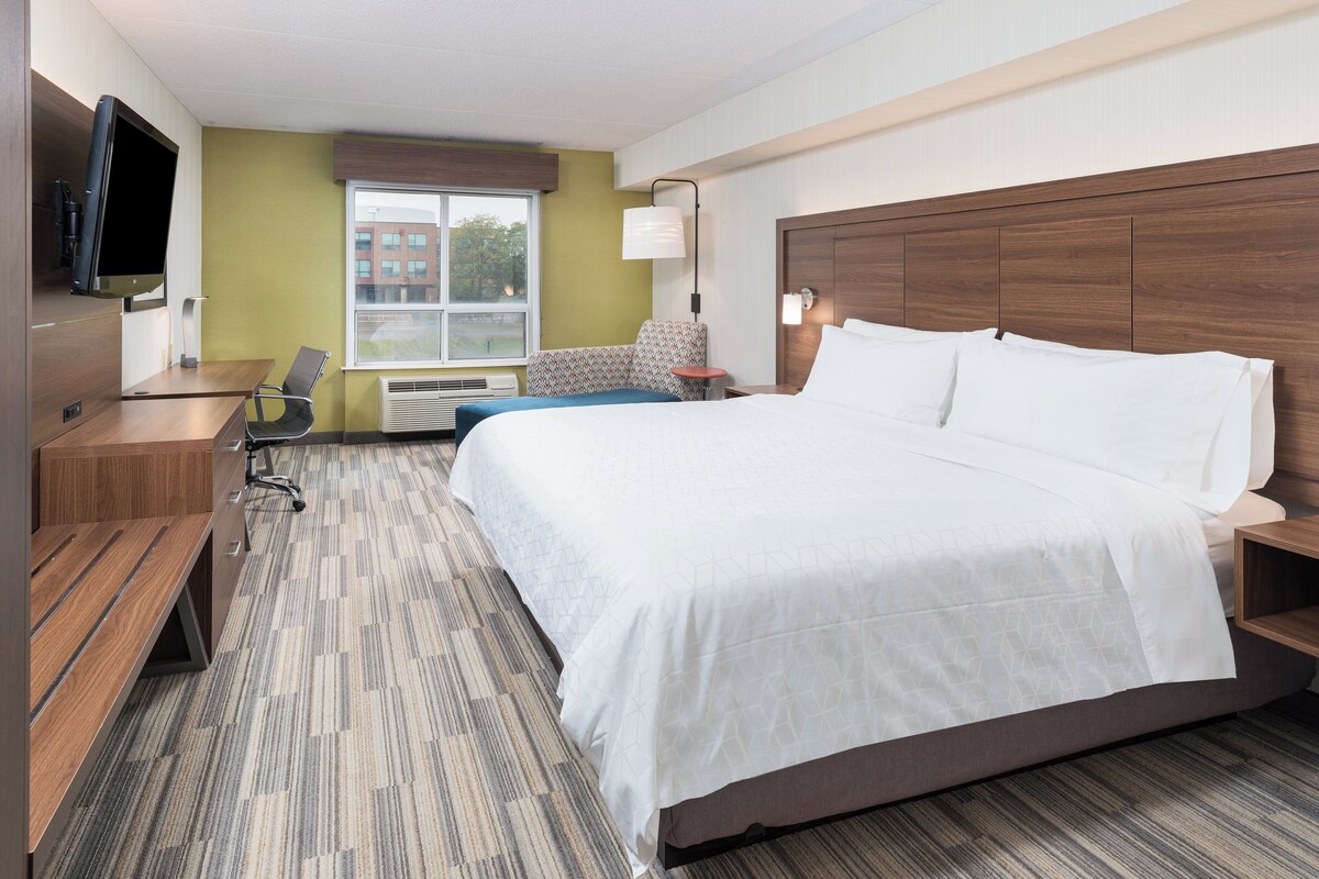 Standard Room, 1 King Bed | Desk, laptop workspace, blackout drapes, iron/ironing board