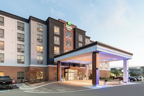 A Holiday Inn Express & Suites hotel with a covered entrance and a parking lot. - Holiday Inn Express & Suites Milton by IHG (Milton)