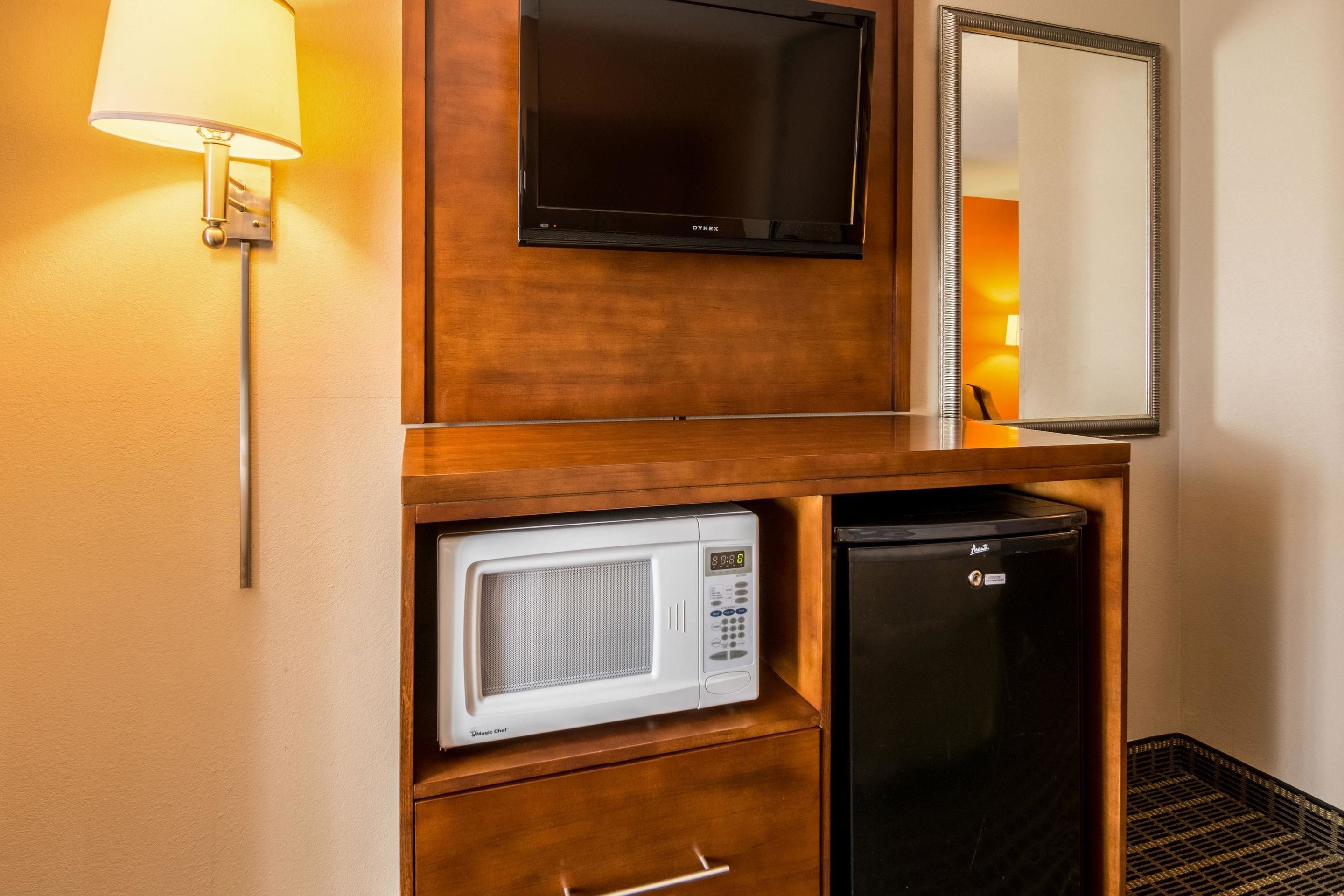 suite, non smoking | desk, iron/ironing board, free cots/infant beds, free wifi