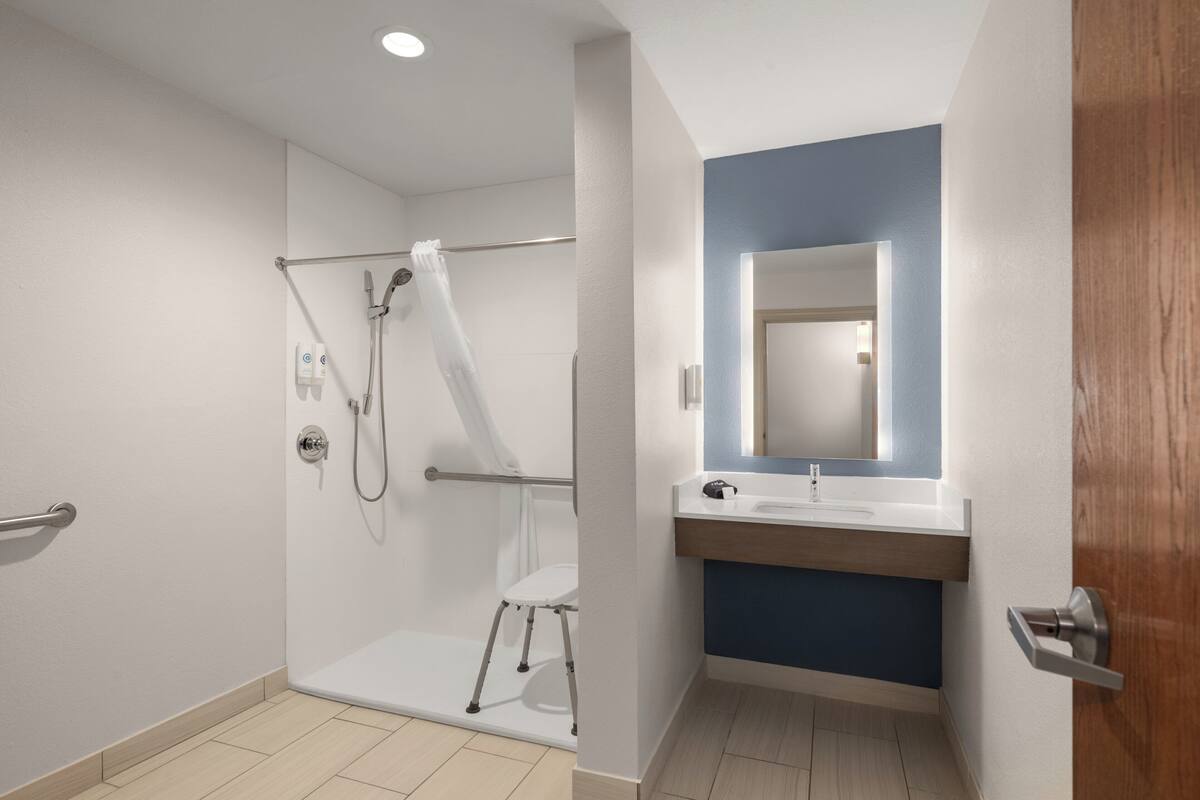 ห้องสตูดิโอสวีท, เตียงคิงไซส์ 1 เตียง (Walk in Shower) | ห้องน้ำ | ฝักบัวในอ่างอาบน้ำ, ของใช้ในห้องน้ำฟรี, ไดร์เป่าผม, ผ้าเช็ดตัว
