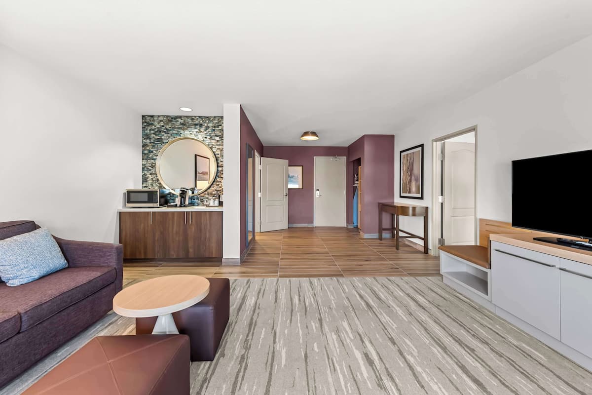 suite, 1 bedroom, accessible (roll-in shower) | living area | flat-screen tv