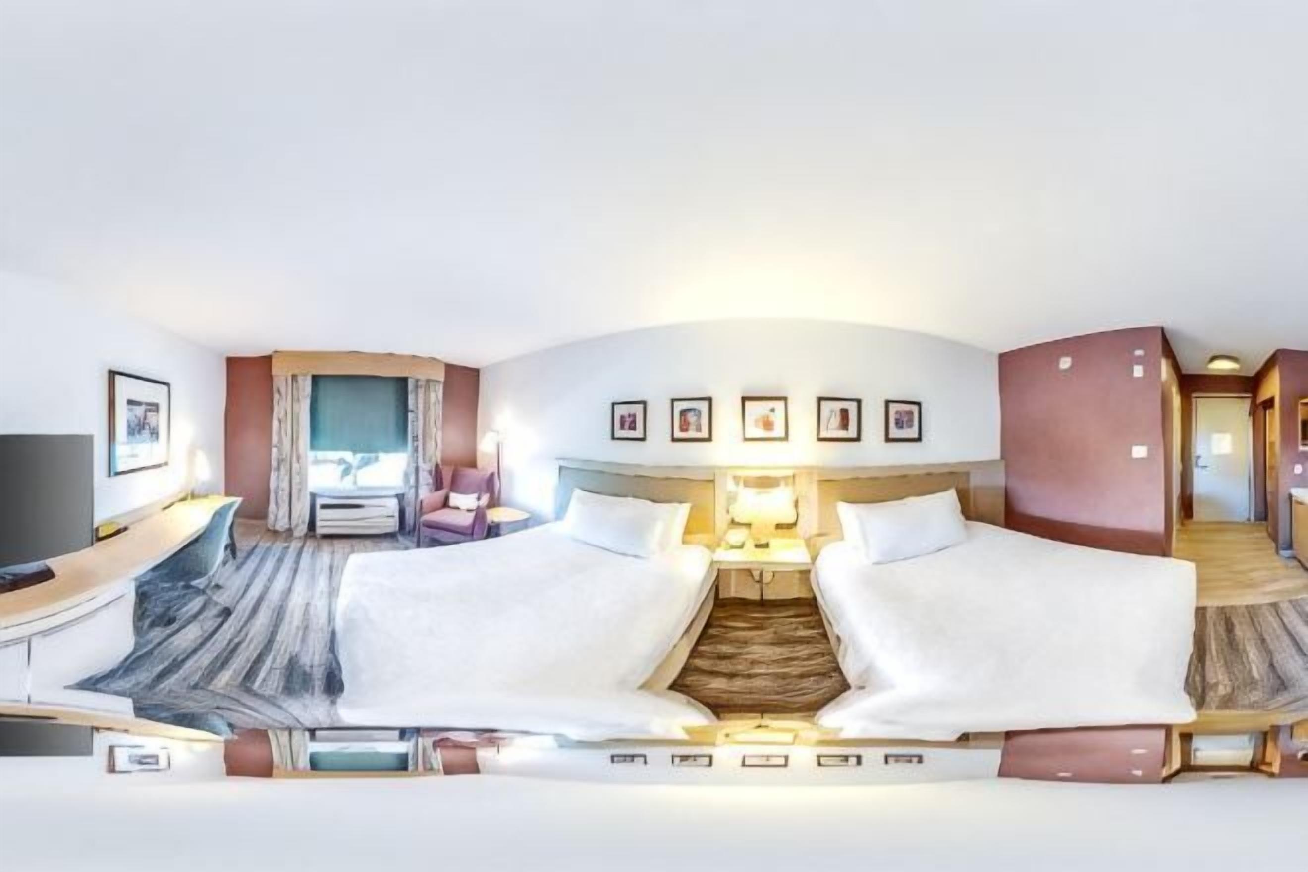 Een strijkplank/strijkijzer, gratis babybedden, gratis wifi, beddengoed