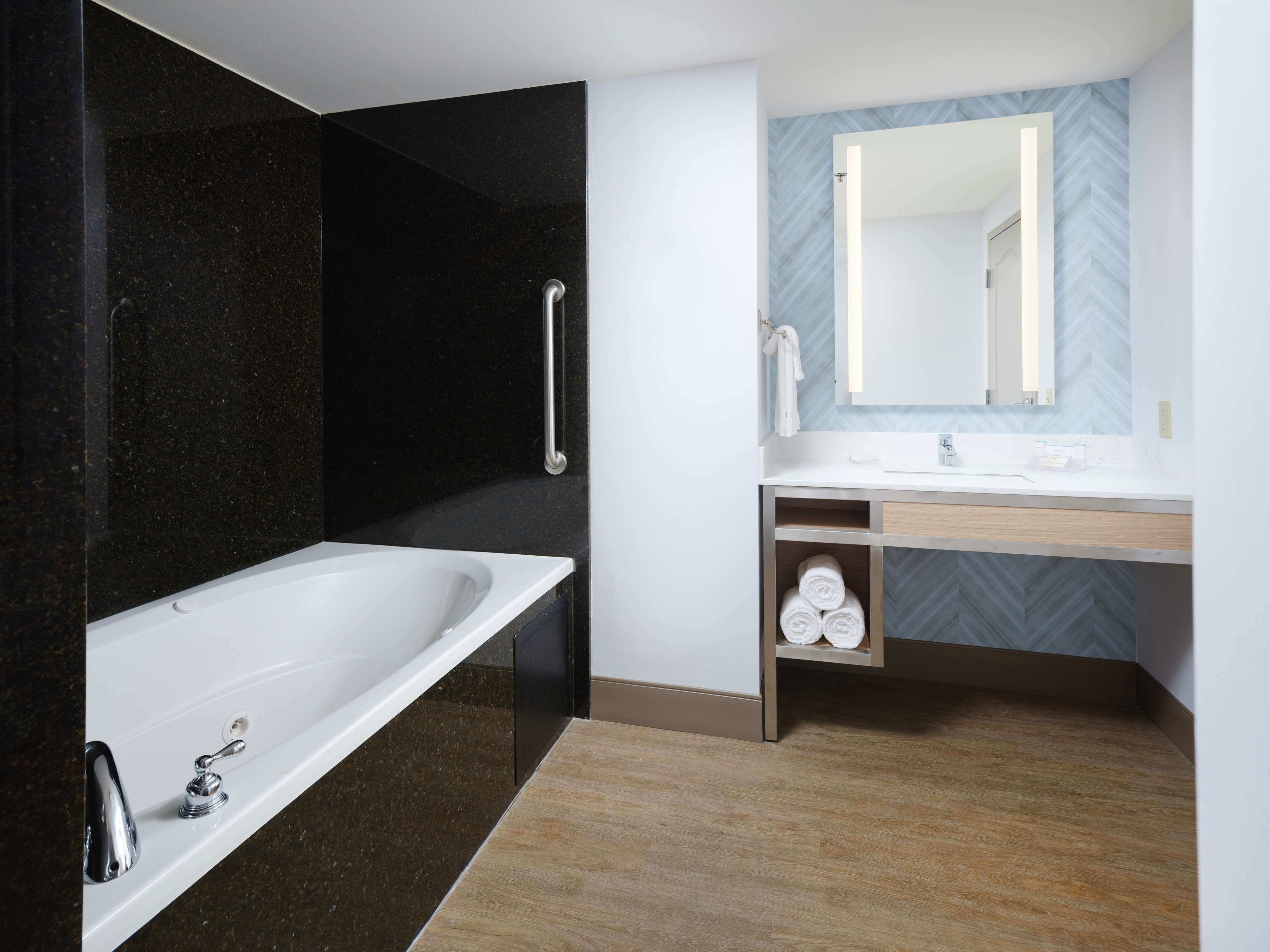 suite | bathroom | combined shower/bathtub, free toiletries, hair dryer, towels