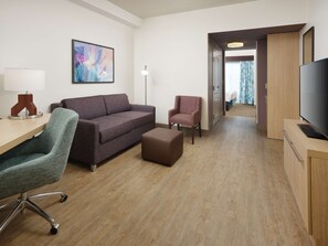 Suite junior, 1 cama de matrimonio grande | Edredones de plumas, colchones Select Comfort, caja fuerte y escritorio