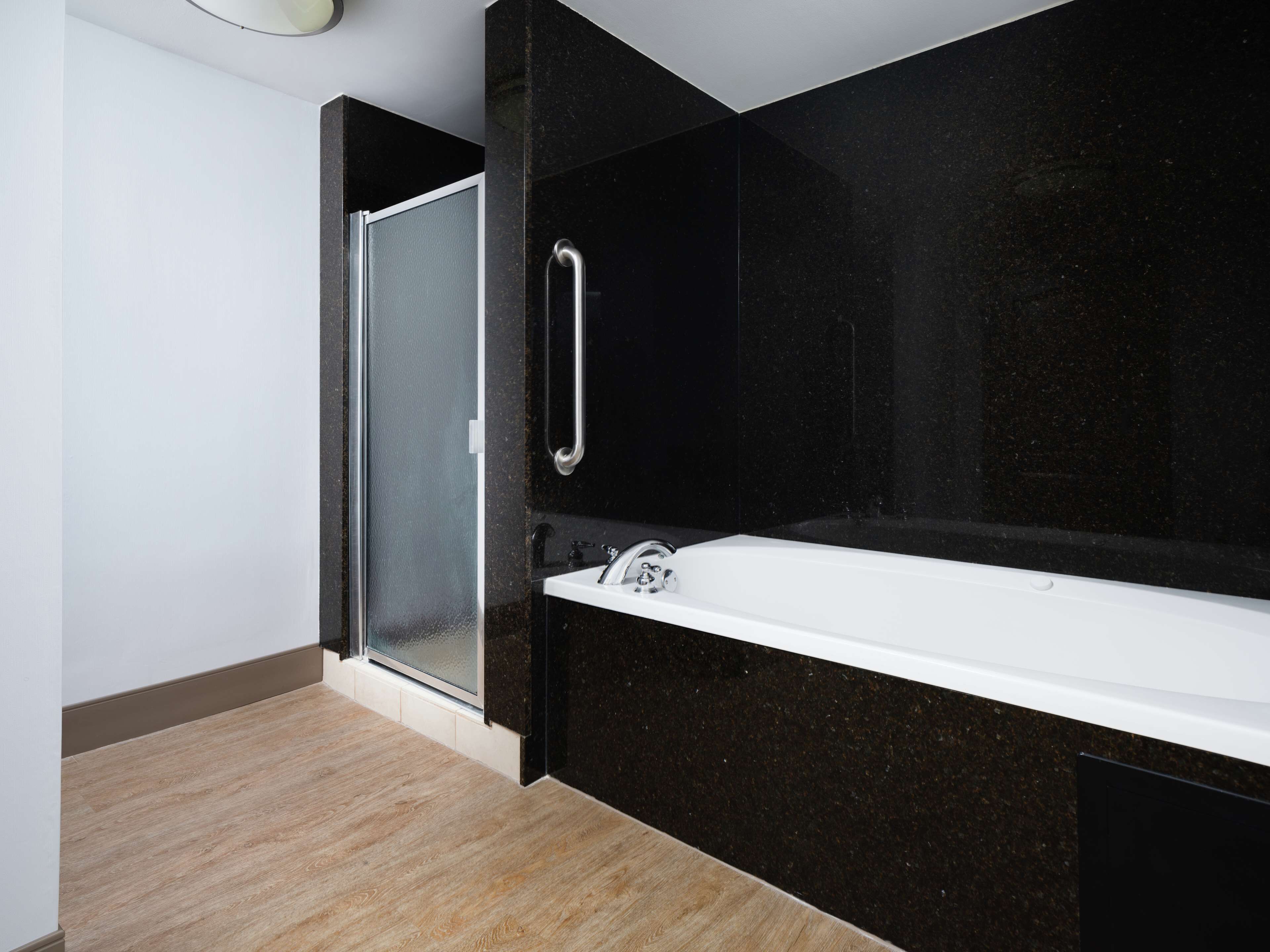 suite | bathroom | combined shower/bathtub, free toiletries, hair dryer, towels
