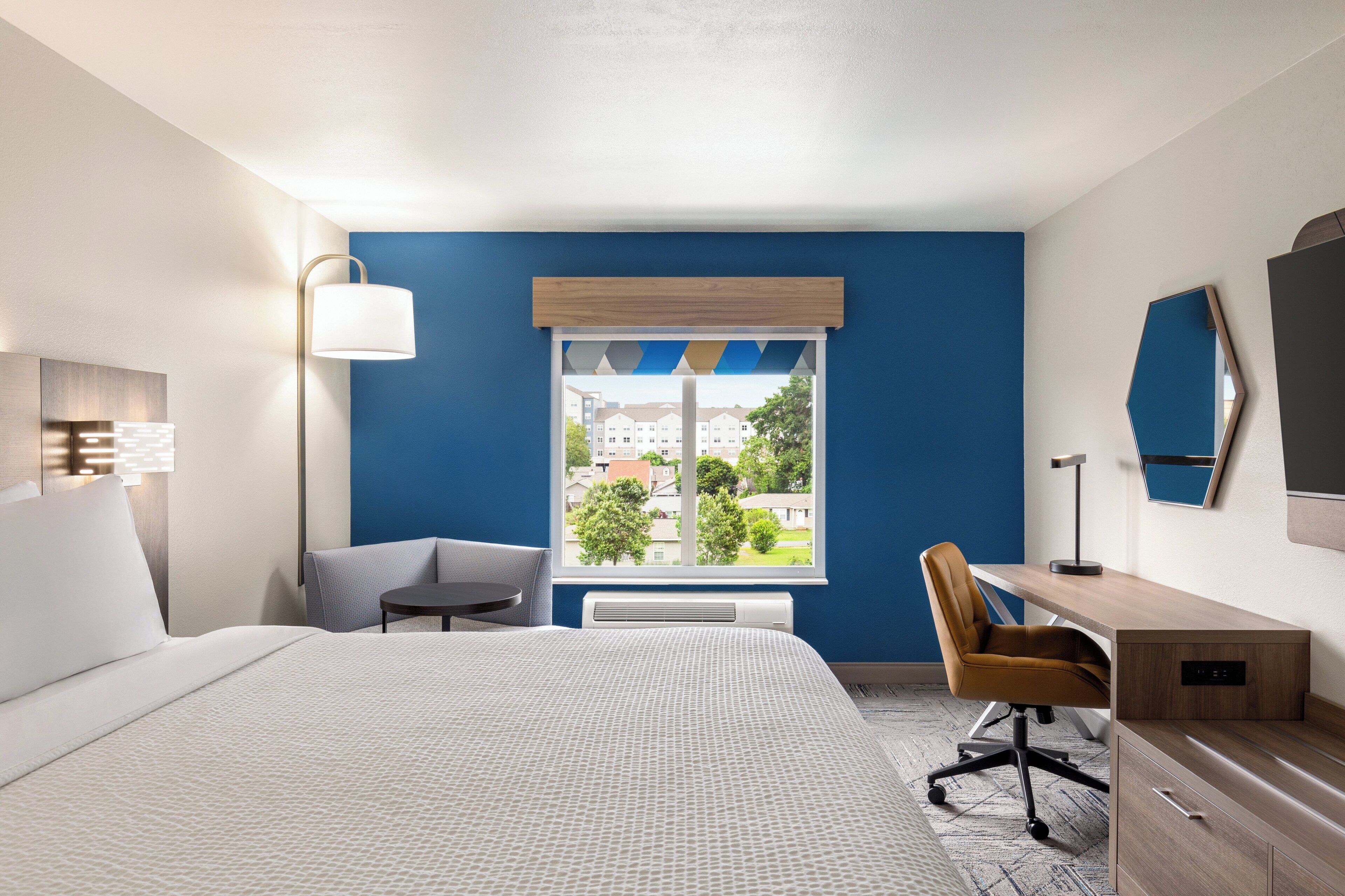 Skrivbord, arbetsyta för laptop och mörkläggningsgardiner