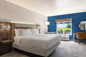 办公桌、笔记本电脑工作区、遮光窗帘、熨斗/熨衣板