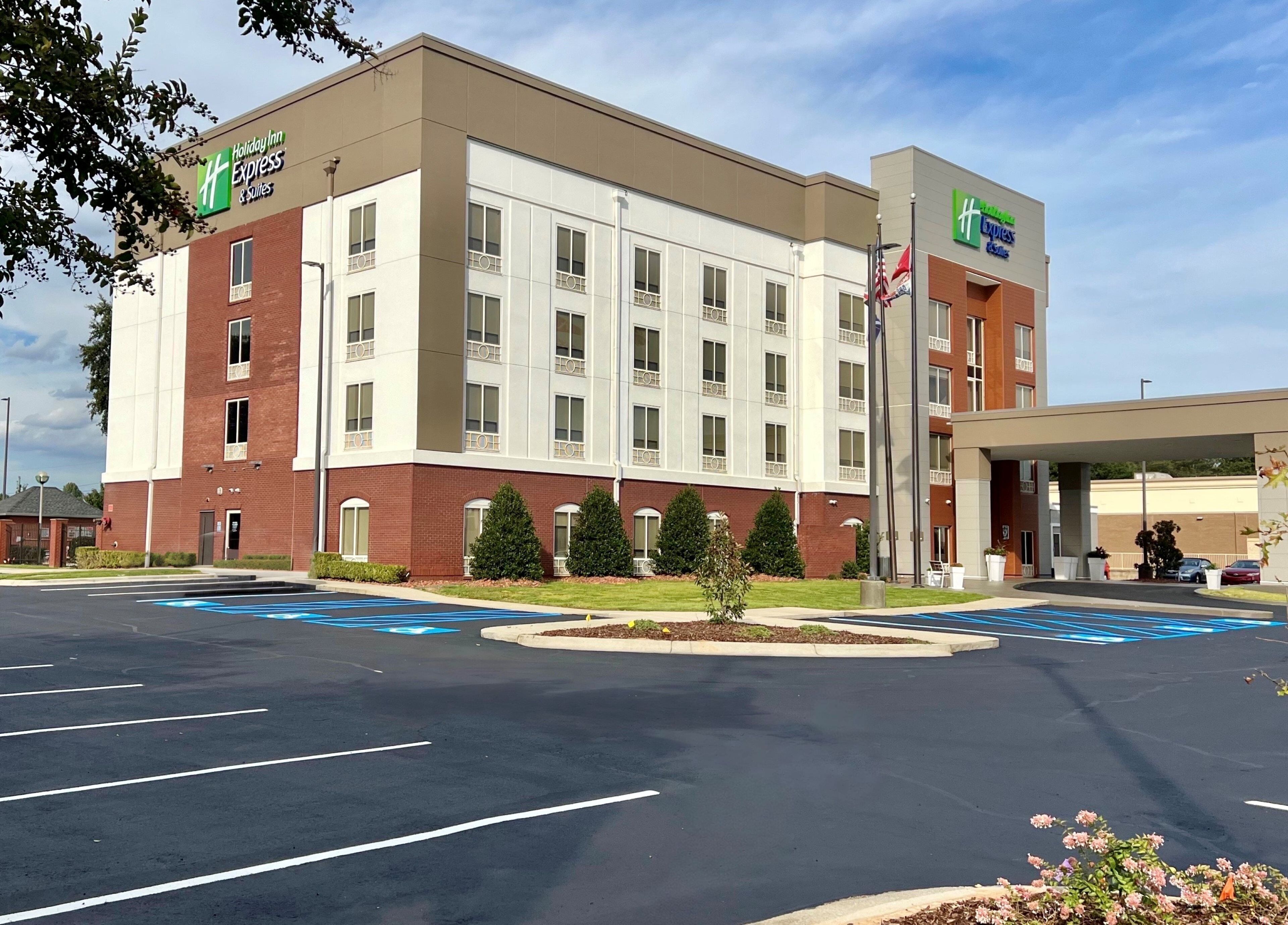A Holiday Inn Express hotel with a parking lot and a covered entrance.