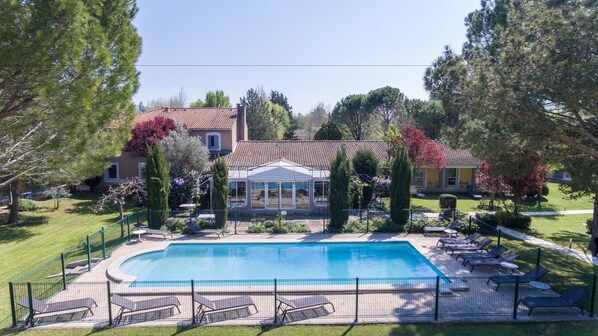 2 outdoor pools, pool loungers