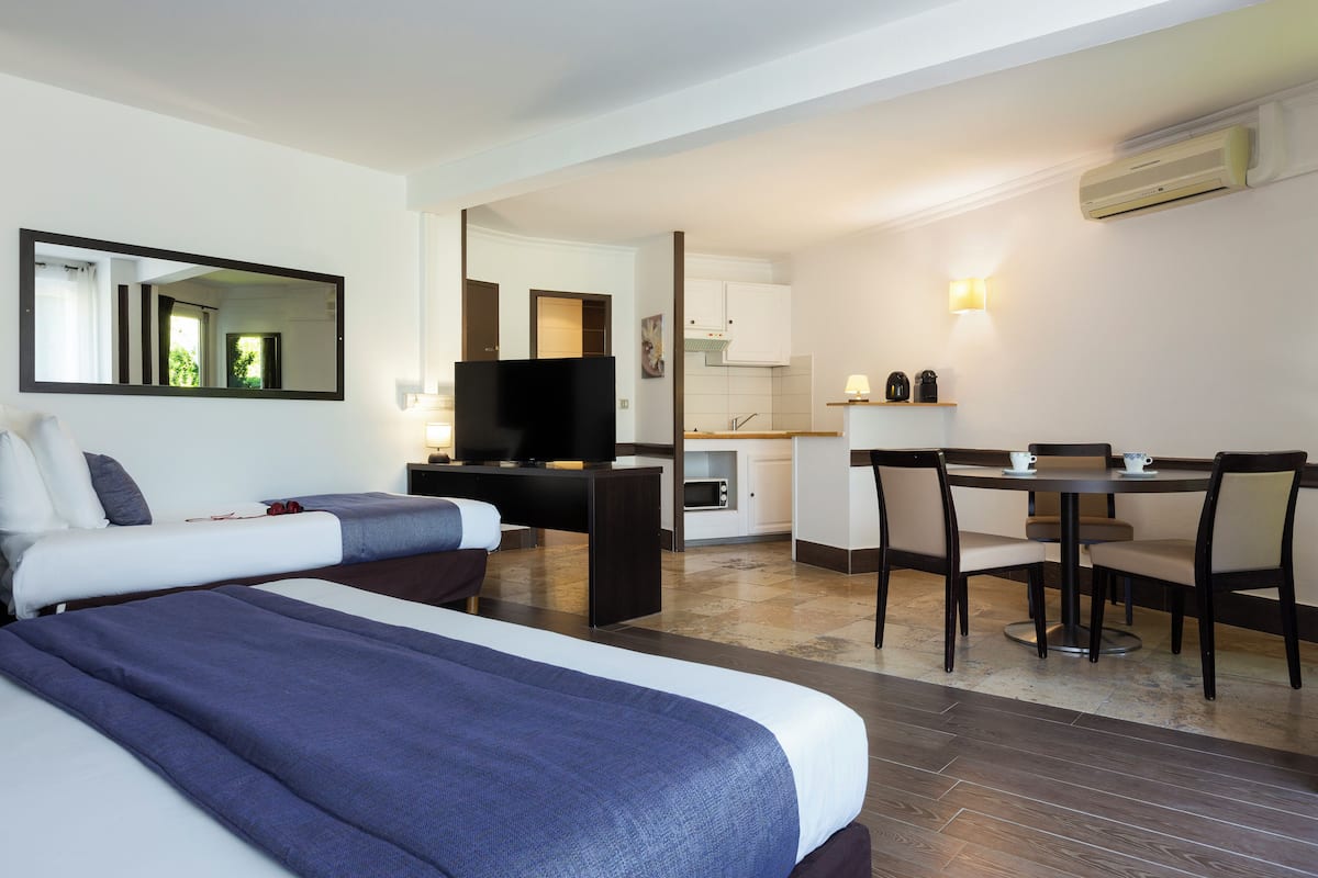 Lydisolert, barnesenger (inkludert), wi-fi (inkludert) og sengetøy