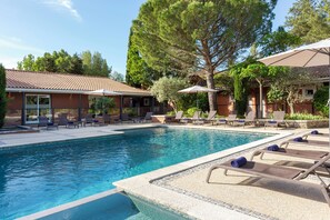 2 outdoor pools, pool loungers - SOWELL HOTELS Domaine de la Petite Isle (L'Isle-sur-la-Sorgue)