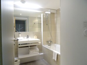 "Deluxe Double Room, River View | Baño | Ducha y bañera combinadas y artículos de higiene personal gratuitos