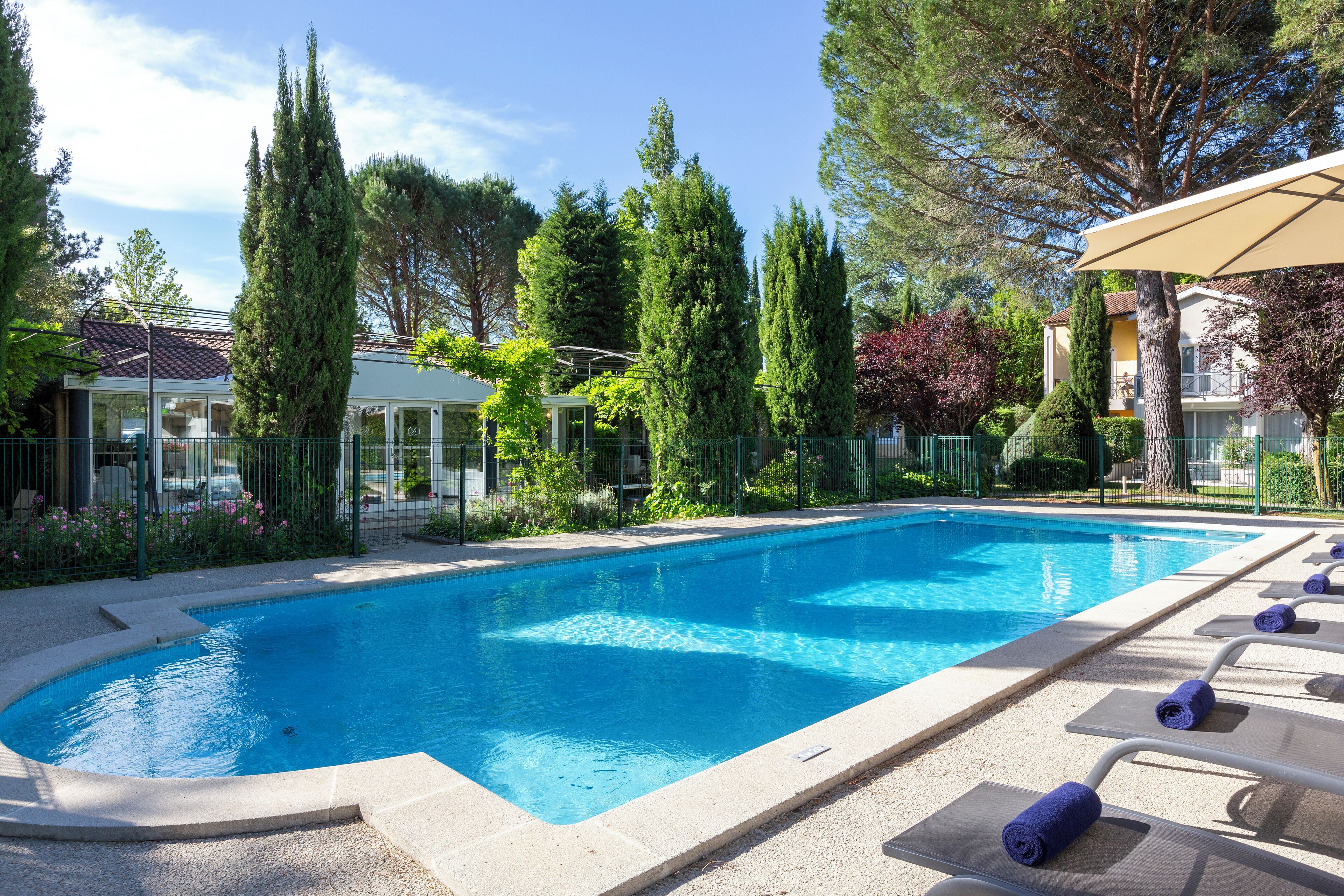 2 piscine all'aperto, lettini