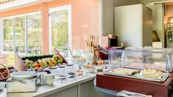 Frukostbuffé varje dag (EUR 18 per person)