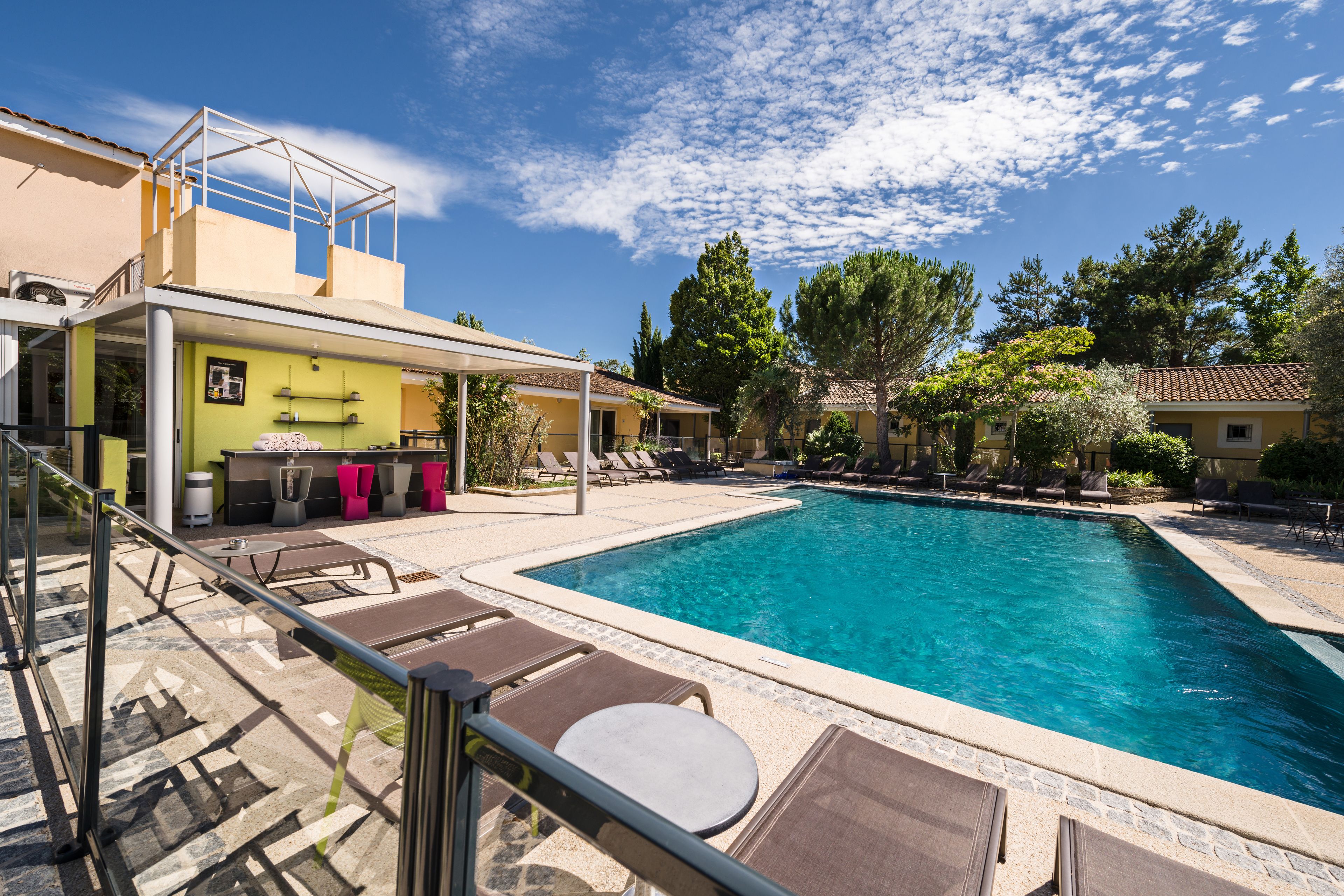 2 室外游泳池，日光浴躺椅