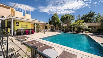 2 piscinas externas, espreguiçadeiras