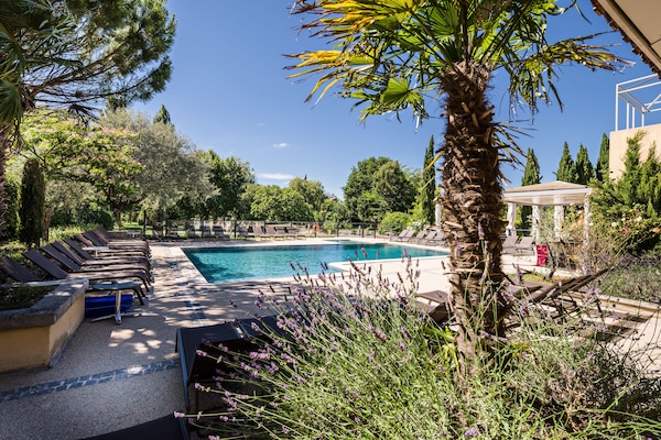 2 outdoor pools, pool loungers