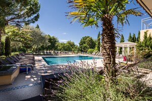 2 室外游泳池，日光浴躺椅