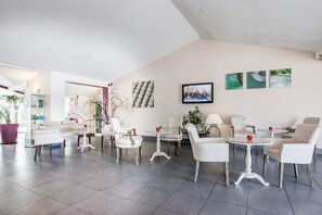 Interior entrance - SOWELL HOTELS Domaine de la Petite Isle (L'Isle-sur-la-Sorgue)