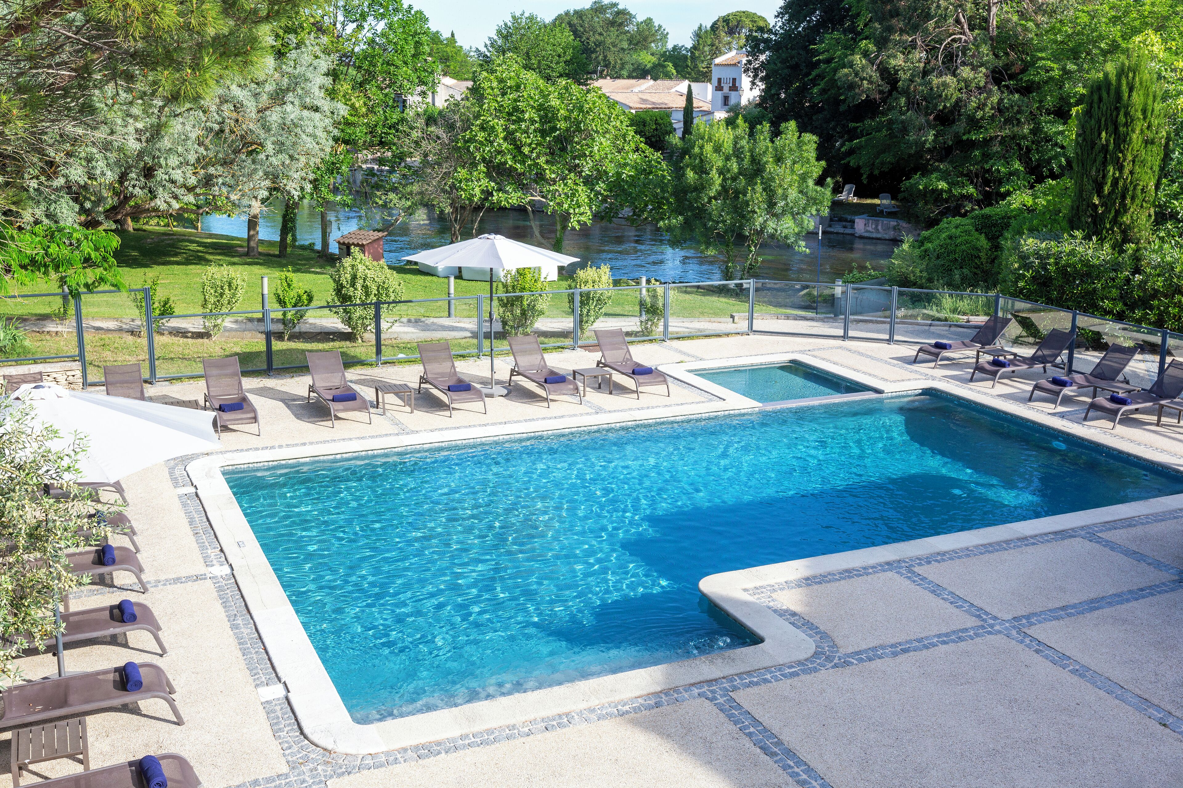 2 outdoor pools, pool loungers