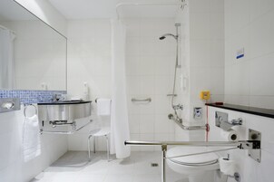 Bañera con ducha, secador de pelo, bidet, toallas