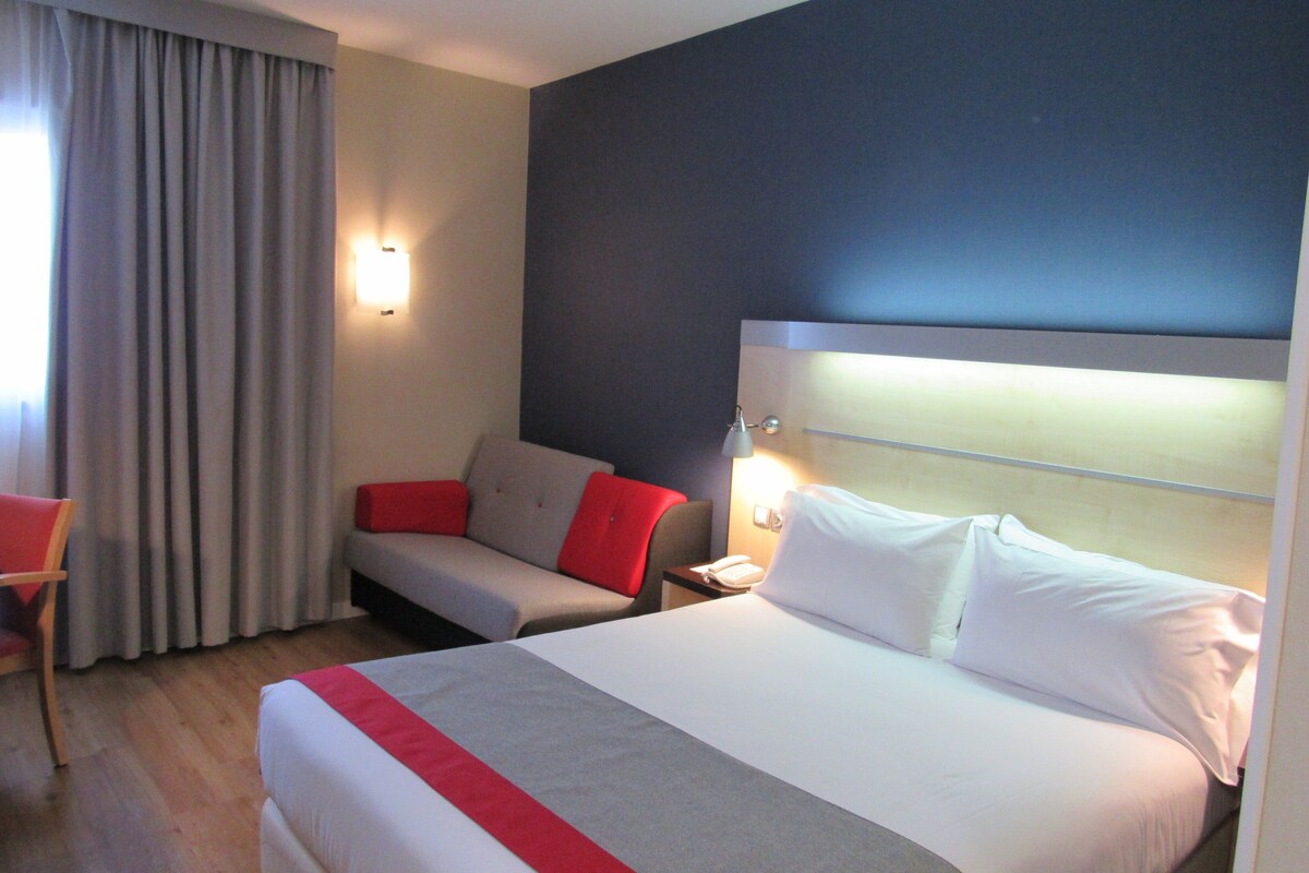 Standard Room, 1 Queen Bed (Free Breakfast)