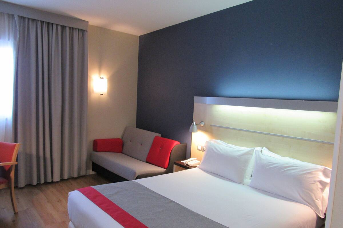 Kamar Standar, 1 Tempat Tidur Queen (Free Breakfast) | Brankas, meja kerja, kedap suara, dan setrika/meja setrika