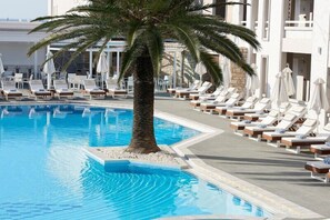 Inomhuspool, en säsongsöppen utomhuspool, parasoller och solstolar