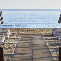Accommodatie ligt op het strand, ligstoelen, parasols, een strandbar